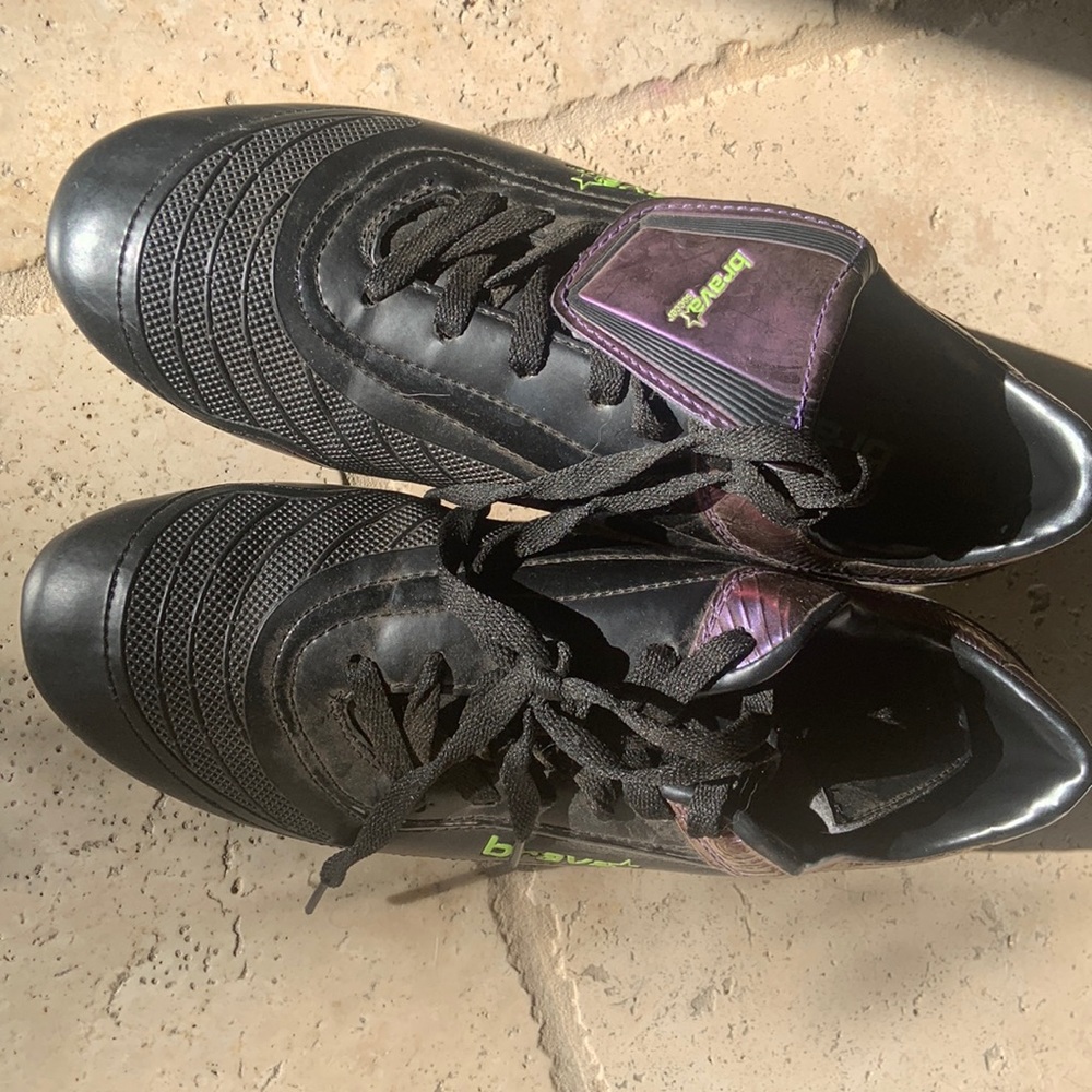 Soccer cleats size 9 brava brand
